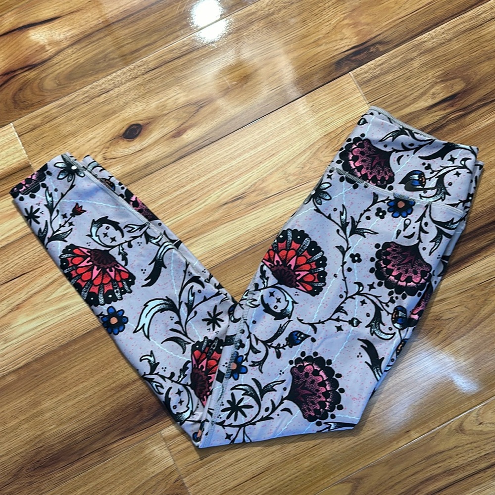 Women’s NIKE workout legging.